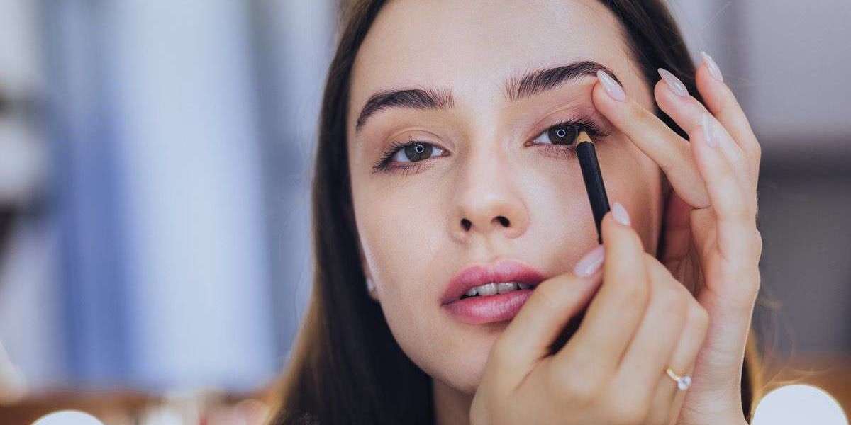 Top 10 Qualities to Look for in a Professional Makeup Artist