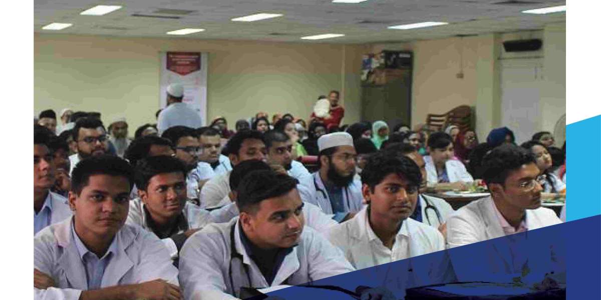 What is the curriculum like at Dhaka National Medical College, and how does it prepare students for a career?